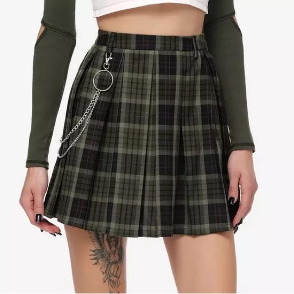 NWT Hot Topic Thorn & Fable Green Plaid Side Chain Skirt